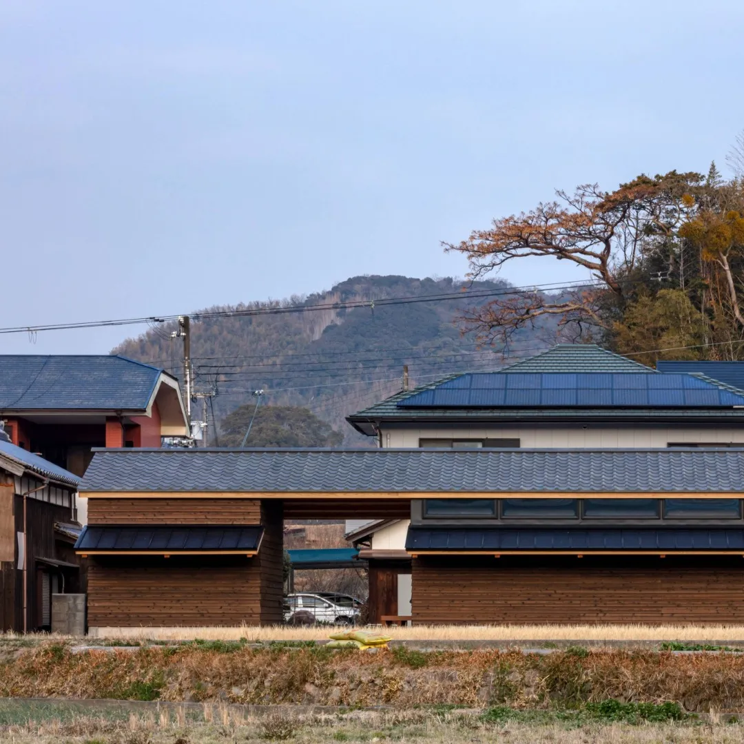 淡路市の住宅　地を継ぐ離れ　屋根