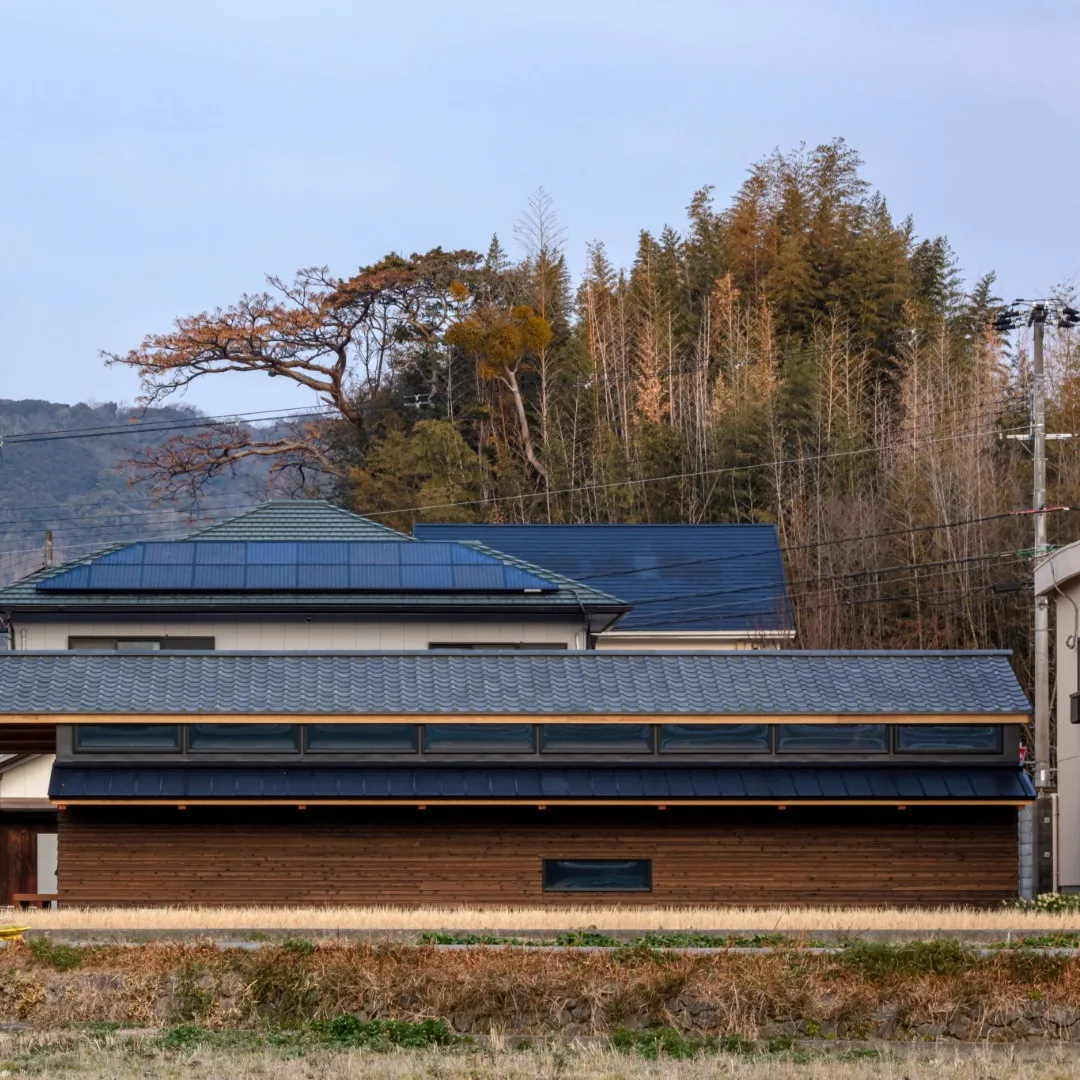 淡路市の住宅　地を継ぐ離れ　屋根