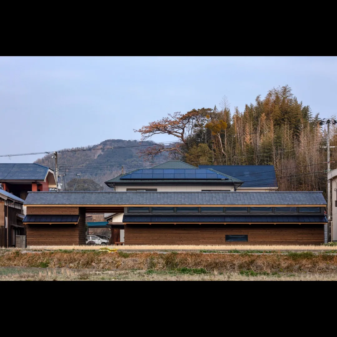 淡路市の住宅　地を継ぐ離れ　屋根