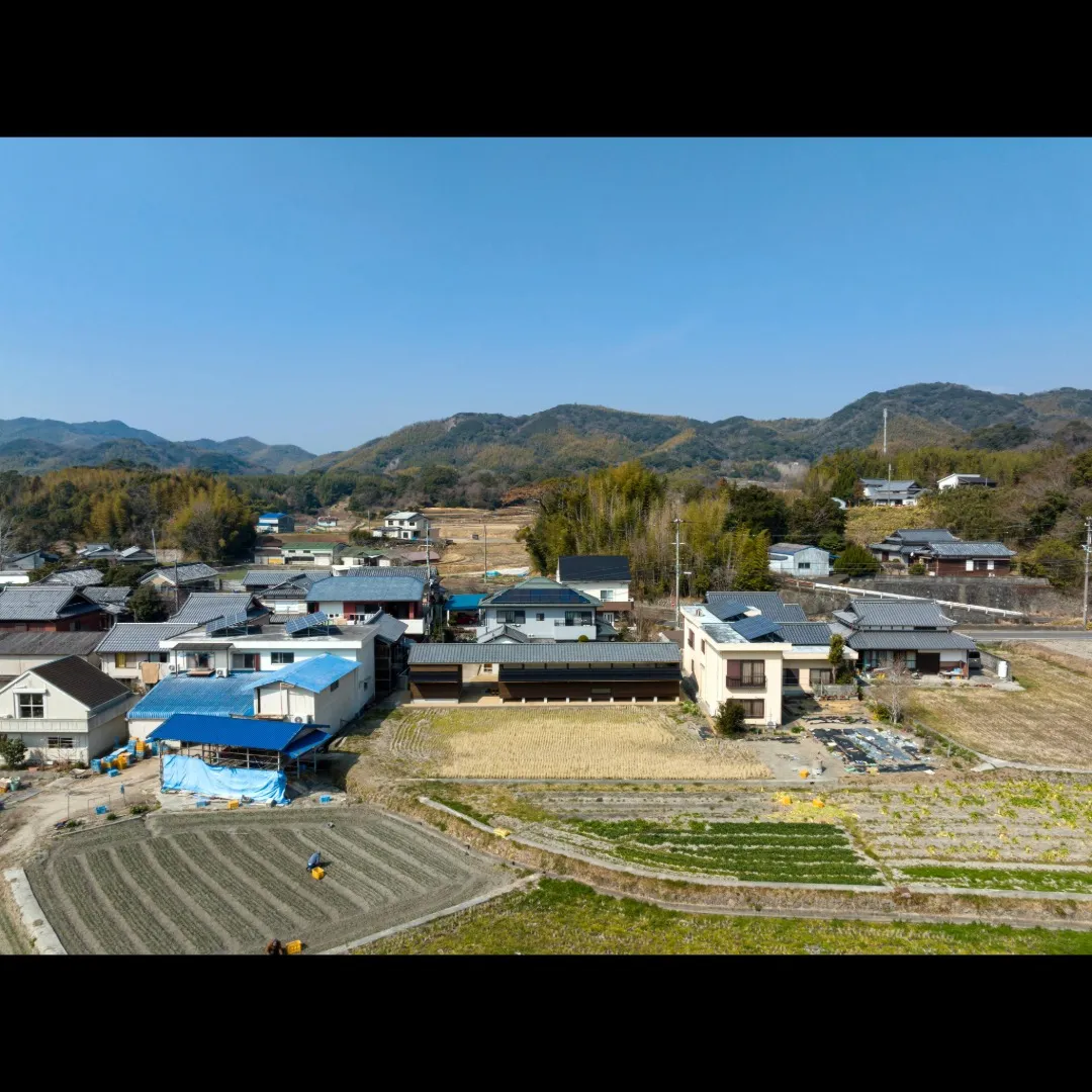 淡路市の住宅　地を継ぐ離れ　屋根