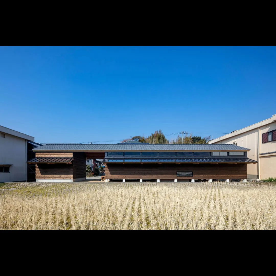 淡路市の住宅　地を継ぐ離れ　屋根