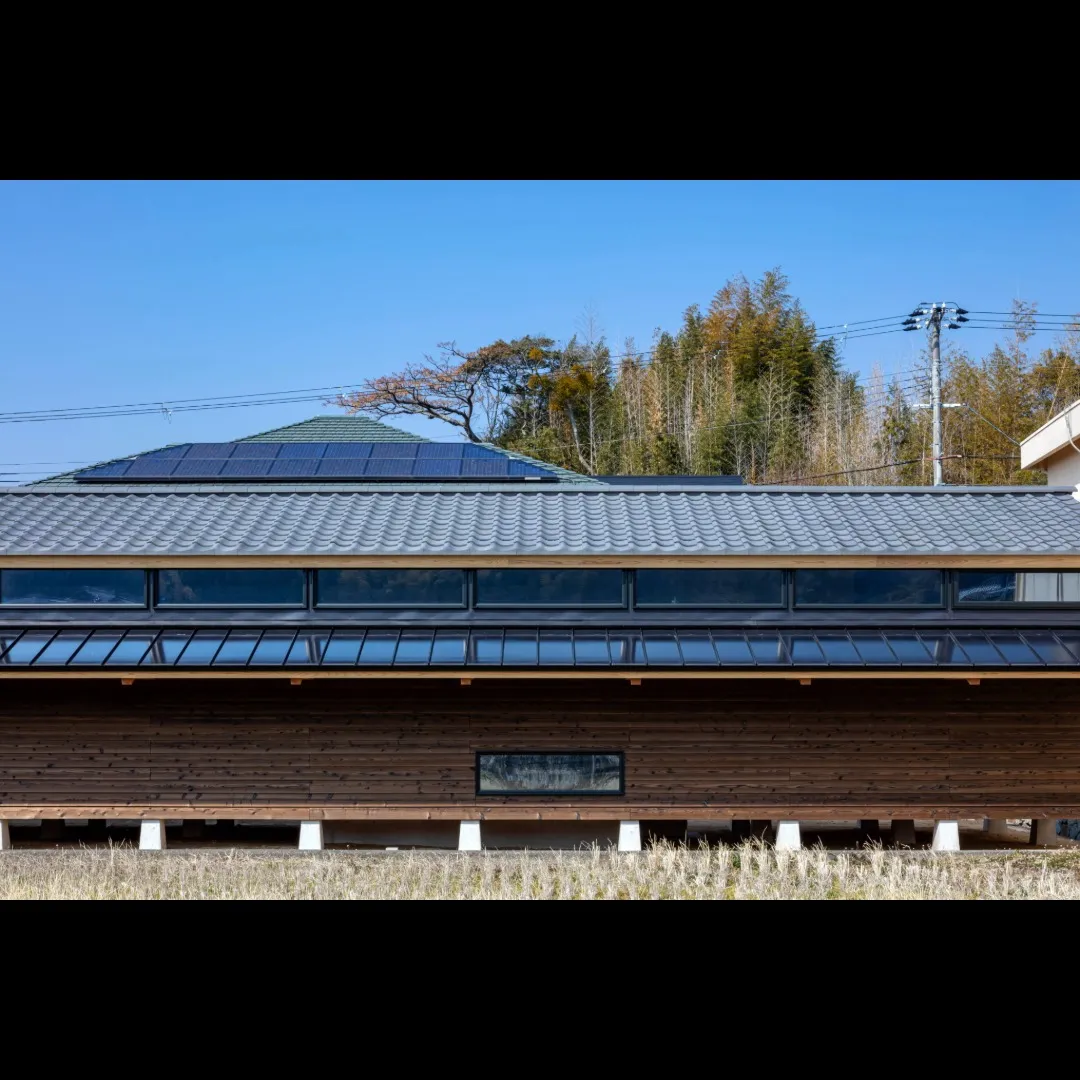 淡路市の住宅　地を継ぐ離れ　屋根