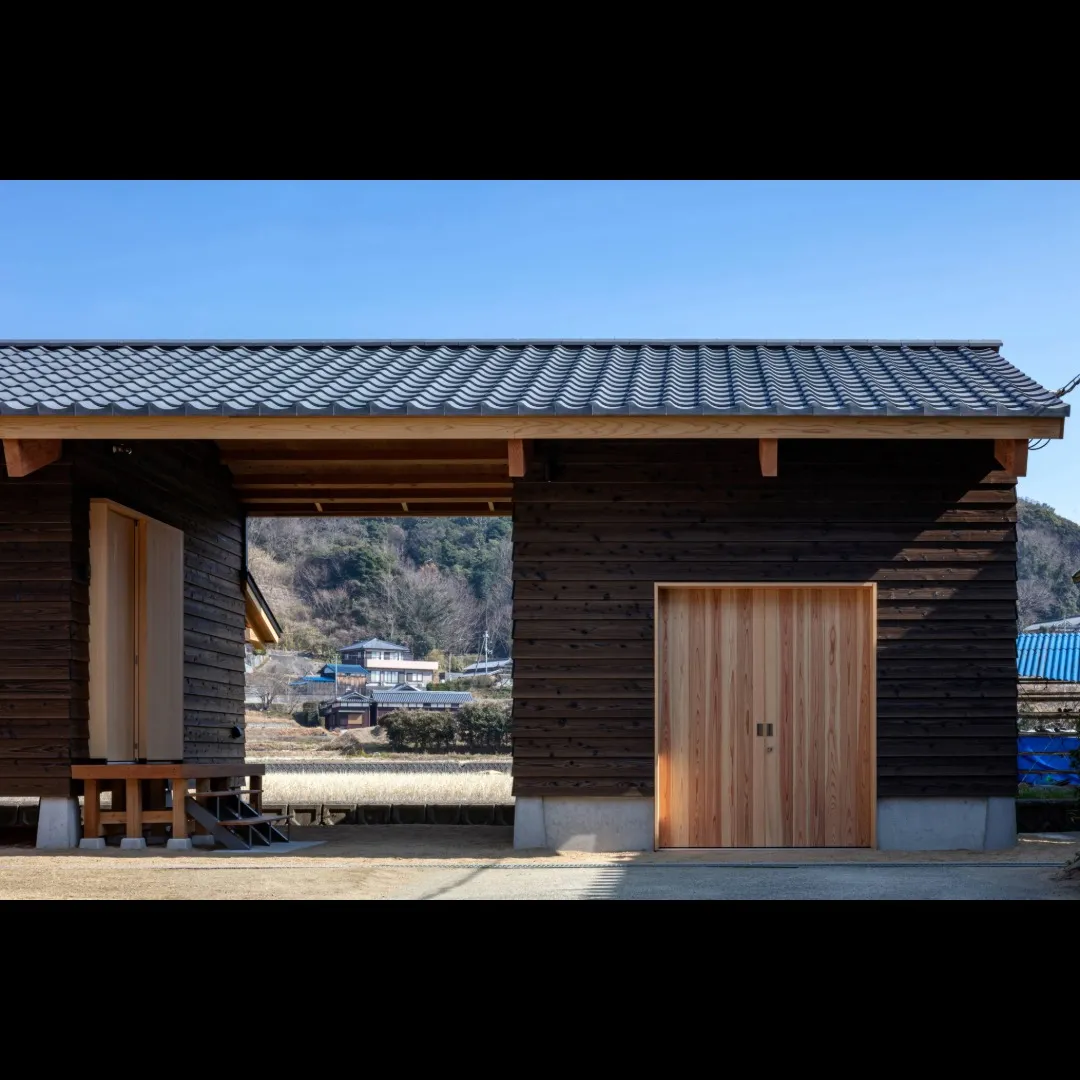 淡路市の住宅　地を継ぐ離れ　屋根