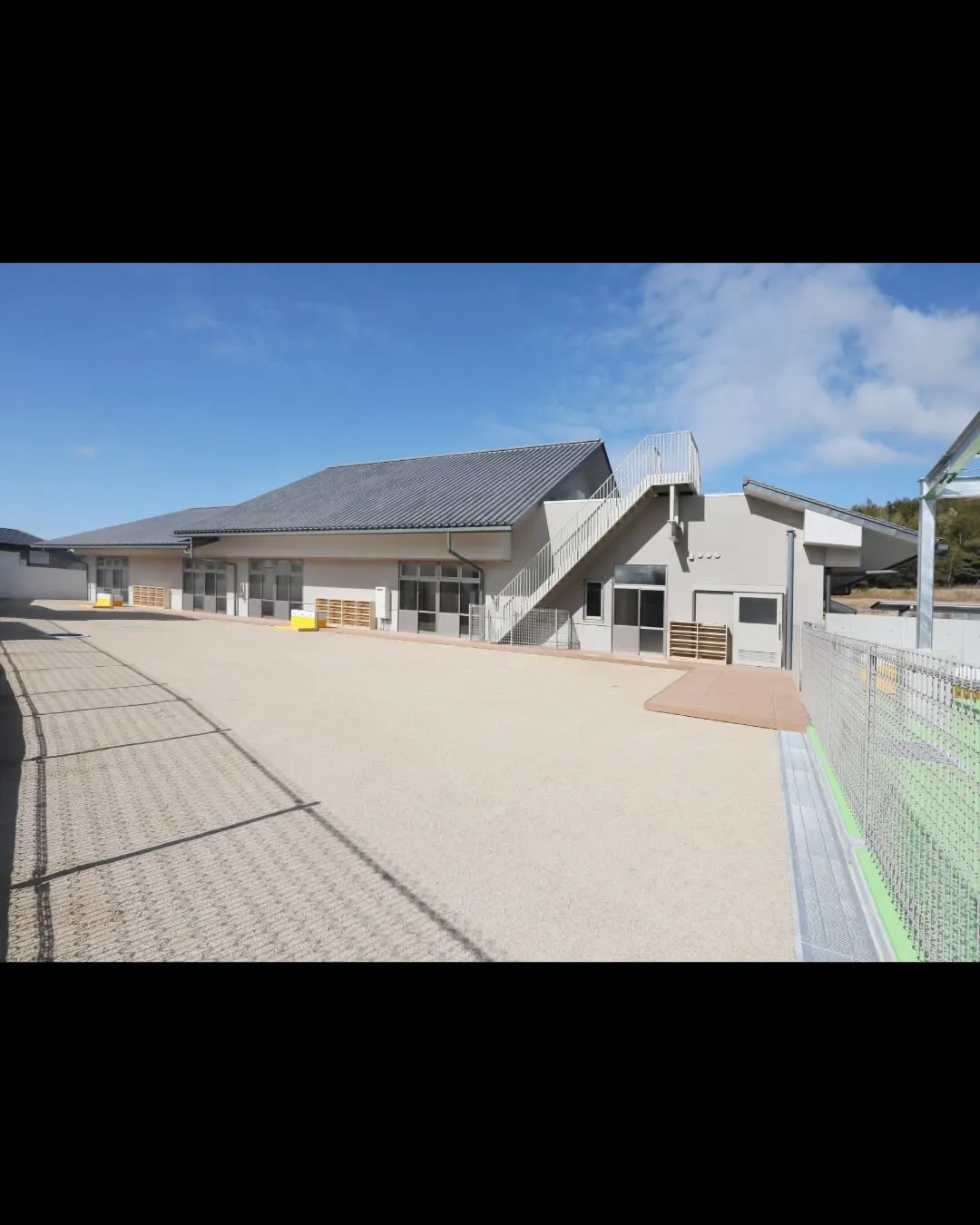 「小さな庭と大きな園庭」