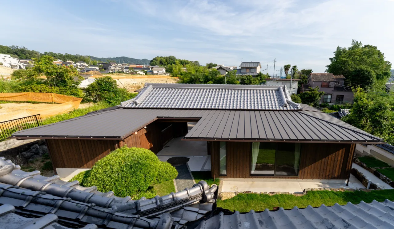 既存の門屋に巻き付くように３方向に増築しました。